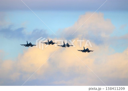 首都防空の要『百里基地』の上空を高機動飛行するF-2ジェット戦闘機 首都防空の要『百里基地』の上空を高機動飛行するF-2ジェット戦闘機 138411209
