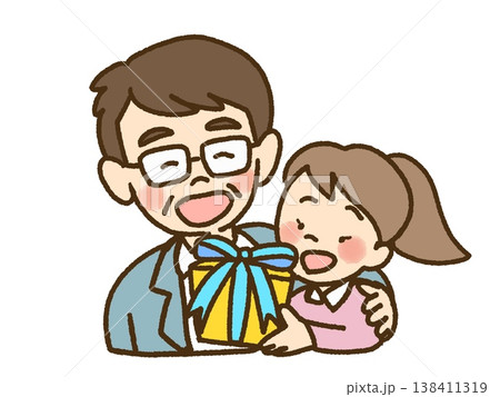 父の日にプレゼントをもらって喜ぶお父さん 138411319