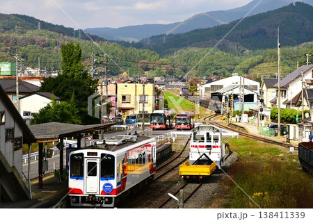 三陸鉄道盛駅　三鉄の列車と石灰石輸送列車 138411339