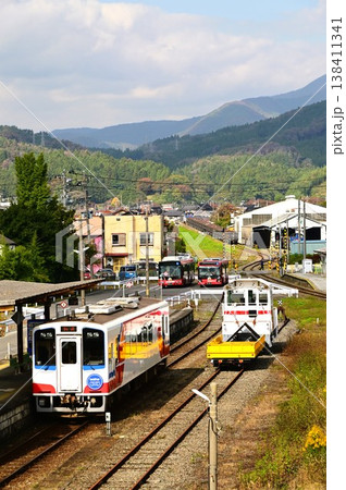 三陸鉄道盛駅 三鉄の列車と石灰石輸送列車 三陸鉄道盛駅 三鉄の列車と石灰石輸送列車 138411341