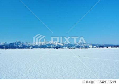 冬の田園風景 138411344