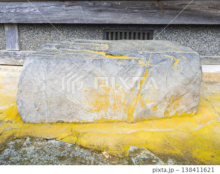 刻を物語る。古民家に鎮座する苔むした石 138411621