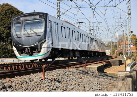 東武鉄道を走る南栗橋行きの電車 東武鉄道を走る南栗橋行きの電車 138411752