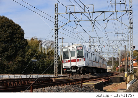 東武鉄道を走る試運転電車の車輌 東武鉄道を走る試運転電車の車輌 138411757