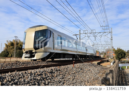 東武鉄道を走る東武鉄道特急リバティー号の電車 東武鉄道を走る東武鉄道特急リバティー号の電車 138411759