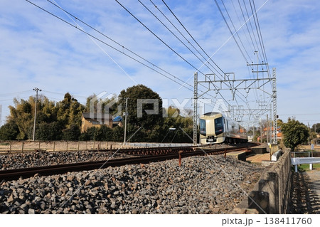 東武鉄道を走る東武鉄道特急リバティー号の電車 138411760