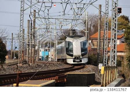 東武鉄道を走る東武鉄道特急リバティー号の電車 138411767