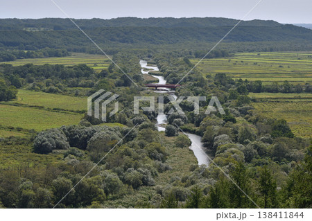 丘から見下ろす雪裡川と音羽橋（北海道・鶴居村） 138411844