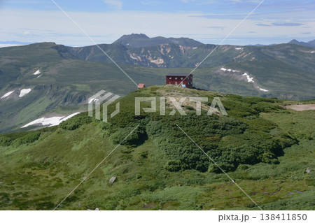 白雲岳避難小屋とトムラウシ山(北海道・大雪山) 白雲岳避難小屋とトムラウシ山(北海道・大雪山) 138411850