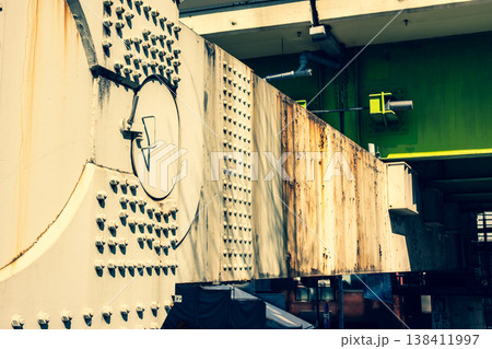 錆の浮いた高速道路の橋脚 首都高速5号 2026.02　暖色寒色強調 138411997