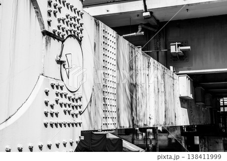 錆の浮いた高速道路の橋脚 首都高速5号 2026.02 モノクロ 錆の浮いた高速道路の橋脚 首都高速5号 2026.02 モノクロ 138411999