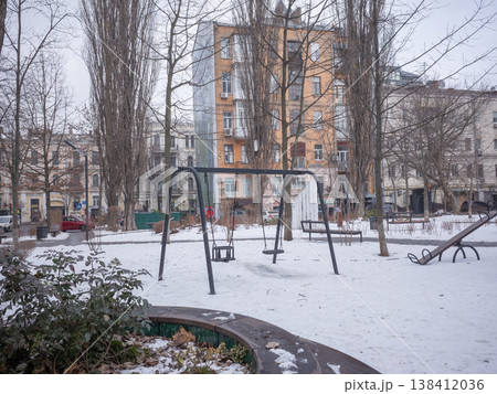 【ウクライナ】首都キーウのブランコや滑り台のある閑散とした雪景色の公園 138412036