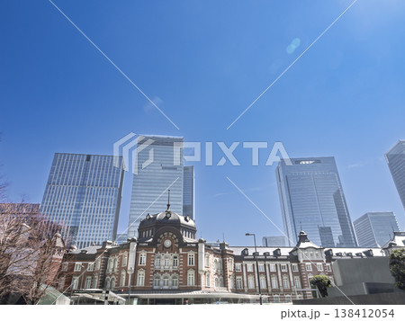 春の陽光を浴びて。満開の桜と東京駅丸の内駅舎のパノラマ 138412054