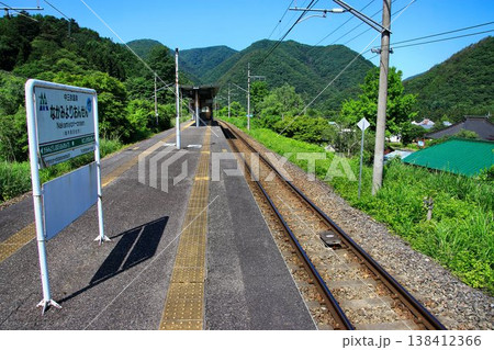 緑鮮やかな山々に囲まれた初夏の奥鬼怒… 『中三依温泉駅』 138412366