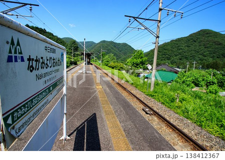 緑鮮やかな山々に囲まれた初夏の奥鬼怒… 『中三依温泉駅』 138412367