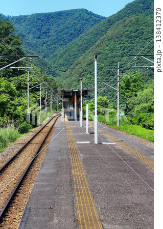 緑鮮やかな山々に囲まれた初夏の奥鬼怒… 『中三依温泉駅』 138412370