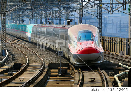 陸奥路を秋田と結ぶ秋田新幹線・E6系『こまち』大宮駅にて駅にて 138412405