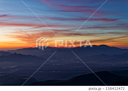 北八ヶ岳・にゅうから見る朝焼け空と奥秩父の山並み 138412472
