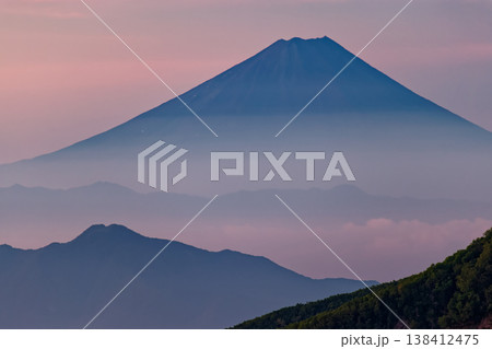 北八ヶ岳・にゅうから見る夜明けの富士山と茅ヶ岳 北八ヶ岳・にゅうから見る夜明けの富士山と茅ヶ岳 138412475