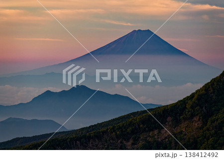北八ヶ岳・にゅうから見る夜明けの富士山と茅ヶ岳 138412492