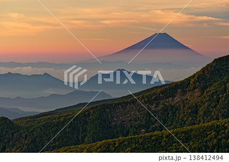 北八ヶ岳・にゅうから見る夜明けの富士山と茅ヶ岳 北八ヶ岳・にゅうから見る夜明けの富士山と茅ヶ岳 138412494