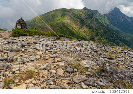 八ヶ岳連峰・硫黄岳から見る雲湧く横岳・赤岳 八ヶ岳連峰・硫黄岳から見る雲湧く横岳・赤岳 138412591