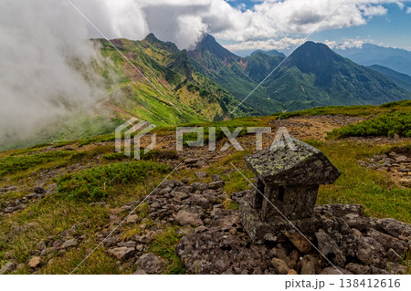 八ヶ岳連峰・硫黄岳から見る雲湧く横岳・赤岳・阿弥陀岳の眺め 138412616