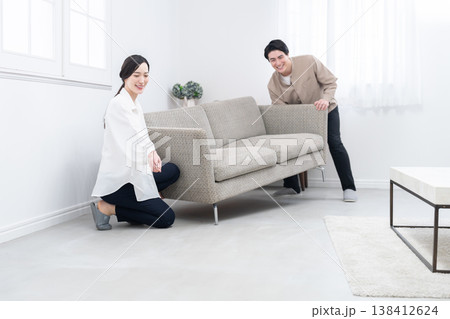 引越しで家具を移動する夫婦 138412624