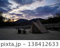 キャンプ場の夕暮れ 138412633