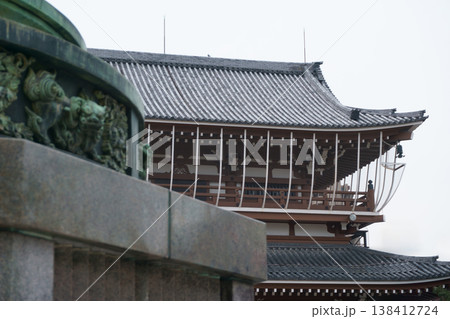 東別院　本堂から見た山門 138412724