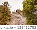桜に囲まれた吉備津神社の本殿・拝殿 138412752