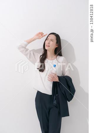 暑い夏にスーツで働く女性イメージ 138412818