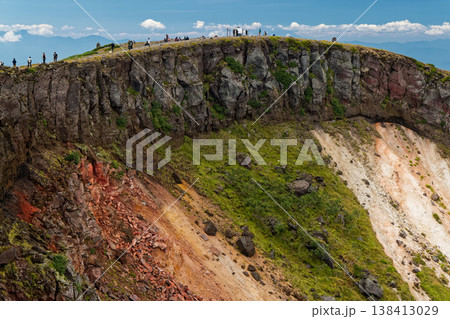 八ヶ岳連峰・硫黄岳山頂の登山者と火口壁 八ヶ岳連峰・硫黄岳山頂の登山者と火口壁 138413029