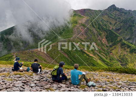 八ヶ岳連峰・硫黄岳山頂の登山者と横岳の眺め 八ヶ岳連峰・硫黄岳山頂の登山者と横岳の眺め 138413033