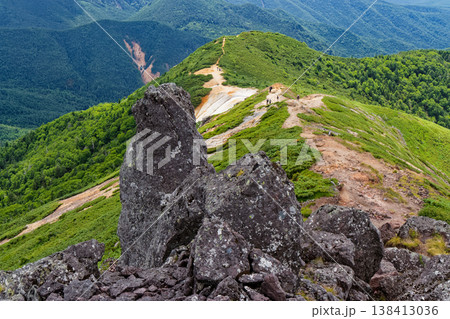八ヶ岳連峰・硫黄岳から見る赤岩ノ頭 138413036