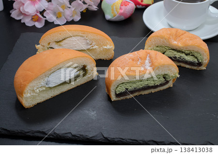 花見のおやつに抹茶あんぱんホイップと抹茶ドーナツ 花見のおやつに抹茶あんぱんホイップと抹茶ドーナツ 138413038