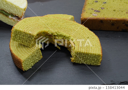 花見のおやつに抹茶バームクーヘンと抹茶パウンドケーキと抹茶ケーキ 花見のおやつに抹茶バームクーヘンと抹茶パウンドケーキと抹茶ケーキ 138413044