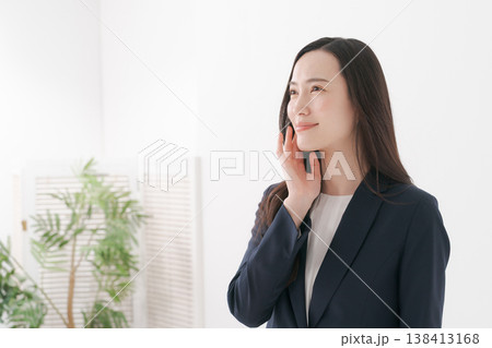 スーツの女性のビューティー スーツの女性のビューティー 138413168