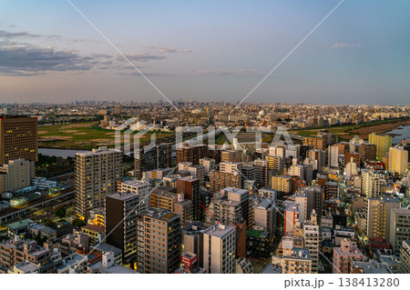 【神奈川県】川崎市役所の展望台から見える川崎駅周辺の夕暮れの街並み 138413280