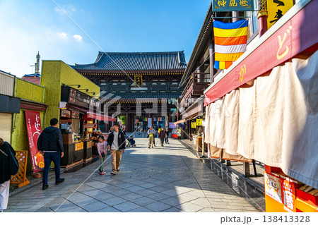 【神奈川県】たくさんのお店が並ぶ川崎大師へ続く仲見世通り 138413328