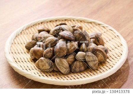 生あさり 竹ざるに盛った旬の貝の食材 生あさり 竹ざるに盛った旬の貝の食材 138413378