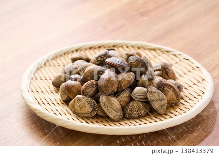 生あさり 竹ざるに盛った旬の貝の食材 138413379