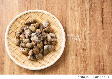 生あさり 竹ざるに盛った旬の貝の食材 138413384