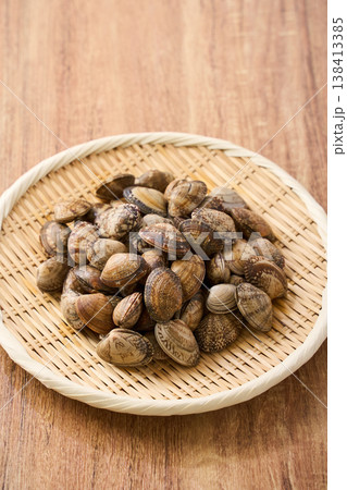 生あさり 竹ざるに盛った旬の貝の食材 138413385