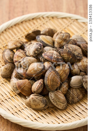 生あさり 竹ざるに盛った旬の貝の食材 138413386