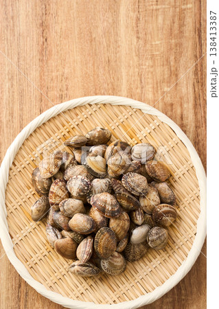 生あさり 竹ざるに盛った旬の貝の食材 138413387