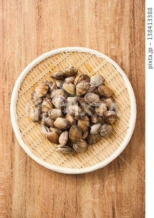 生あさり 竹ざるに盛った旬の貝の食材 138413388