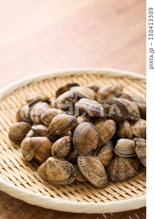 生あさり 竹ざるに盛った旬の貝の食材 138413389