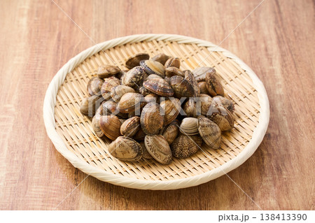 生あさり 竹ざるに盛った旬の貝の食材 生あさり 竹ざるに盛った旬の貝の食材 138413390