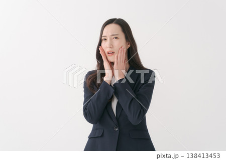スーツの女性のビューティー 138413453